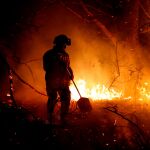 Los bomberos intentan sofocar el incendio que se ha producido hoy en los alrededores de Labares.