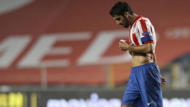 El delantero del Atlético Madrid, Raúl García lamenta perder por 2-0 ante el Académica