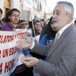 Griñán reparte nueve veces más fondos a sindicatos y socialistas que a Cruz Roja