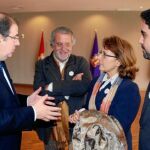 Herrera dialoga con la presidenta nacional de FAPE, Elsa González, el vicepresidente, Aurelio Martín y el presidente de la APV, Jorge Francés