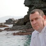 Luis Fernández posa junto al mar que provee su despensa