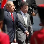 El presidente de Venezuela, Hugo Chávez (i), recibe a su homólogo colombiano, Juan Manuel Santos (d), en Caracas