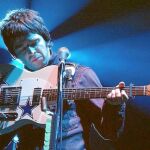 Noel Gallagher durante uno de sus conciertos con su legendaria banda