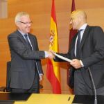 El presidente de la Región de Murcia, Ramón Luis Valcárcel, y el secretario de Estado de Comercio, Jaime García Legaz, ayer durante la firma del protocolo de colaboración
