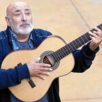 Peret se hizo famoso con su rumba y su sello personal: el volteo de guitarra en directo