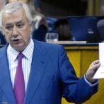 El presidente del PP-A mostró un gráfico sobre la evolución del desempleo en la región