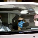 "El Cuco" y su madre conduciendo, a la salida del juzgado