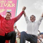 El venezolano Hugo Chávez y el nicaragüense Daniel Ortega colocan la primera piedra de la refinería de Puerto Sandino, el 20 de julio de 2007