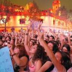 La calle Rosselló se llenó de gente para disfrutar de los conciertos ante la antigua fábrica Estrella Damm