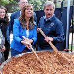 Alicia Sánchez-Camacho y Alberto Fernández, junto a la concejal Gloria Martín, remueven la fideuà popular