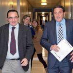 Antonio María Sáez Aguado y Eduardo García Prieto, momentos antes de informar acerca del decreto