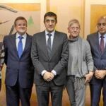 El lendakari, junto a representantes del Consejo de Víctimas del Terrorismo, ayer en Vitoria