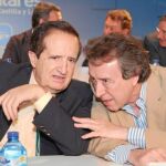 Juan José Lucas dialoga con De Santiago-Juárez. Tras ellos Viñarás y Rico