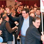 Óscar López y el ministro de Trabajo, Valeriano Gómez, saludan a los cientos de simpatizantes que se dieron cita ayer en el Parador de Turismo de Segovia.