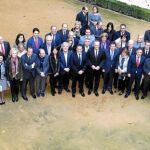 Los diputados del grupo popular de Les Corts, ayer junto al presidente de la Generalitat, Alberto Fabra