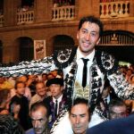 Vicente Barrera sale a hombros, en imagen de archivo