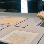Los documentos notariales ocupan las vitrinas de las salas.