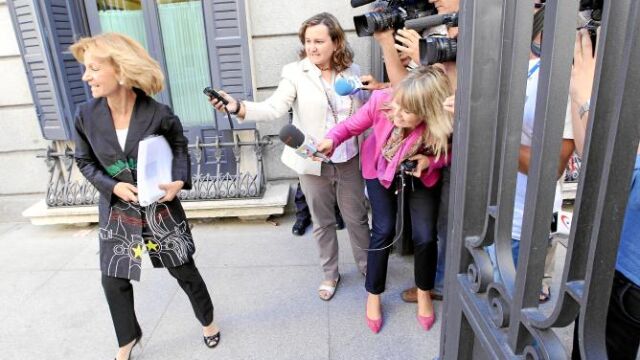 Salgado, ayer, a la salida del Congreso tras la última sesión de la Legislatura