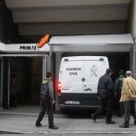 Furgón policial entrando al juzgado con detenidos de la Operación Emperador