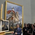 El público que paseaba por las salas del museo se acercó para ver las restauraciones de estos cuadros ecuestres
