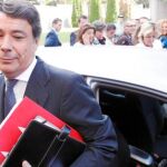 Tras dejar a su nieto en la guardería, ir a una revisión médica y recoger a González, Aguirre entró en el parking de la Asamblea en su coche.
