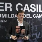 El guardameta y capitán del Real Madrid y de la selección española de fútbol, Iker Casillas, posa con un ejemplar del libro "Iker Casillas. La humildad del campeón"