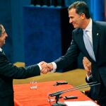 El director de orquesta italiano Riccardo Muti recibe el premio Príncipe de Asturias de las Artes de manos del príncipe Felipe