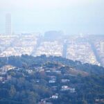 Imagen de la ciudad de Barcelona bajo un manto de contaminación agravada por la ola de polvo sahariano