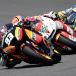 Bradl marca el mejor tiempo, Márquez da la cara y confía en los milagros