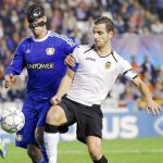 Soldado pelea por el balón con Ballack. El alemán jugó con una máscara para protegerse la cara, en la que tiene una fractura