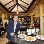 José Sánchez, en el establecimiento de moda de Alcalá de Henares