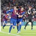 Piqué recibe la felicitación de Cesc tras su gol