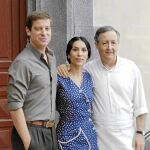 Itziar Miranda junto a dos de los protagonistas de la serie