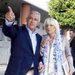 El presidente del PP andaluz, Javier Arenas, junto a la alcaldesa de Cádiz, Teófila Martínez, ayer