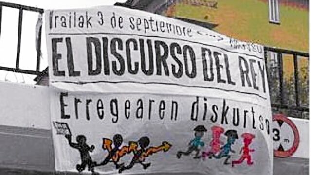 El acto fue anunciado días antes con pancartas colgadas en puentes y otros lugares