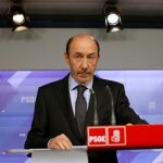 El candidato socialista, ayer, durante su comparecencia
