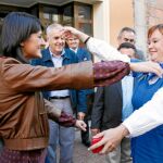 María González Veracruz y Leire Pajín se saludan afectuosamente antes del comienzo del acto del partido
