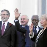 Jonathan Powel, Gerry Adams, Bertie Aherm, Koffi Annan, Gro Harlem Bruntland y Pierre Joxe, ayer en la «Conferencia de Paz»