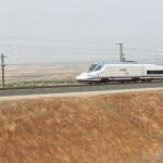 Un AVE circula por uno de los tramos de Galicia