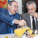 El presidente de la Junta, José Antonio Griñán, con el alcalde de Palma del Río, José Antonio Ruiz Almenara