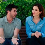Isabel Díaz Ayuso con su ex pareja Jairo Alonso en la Plaza de Chamberí