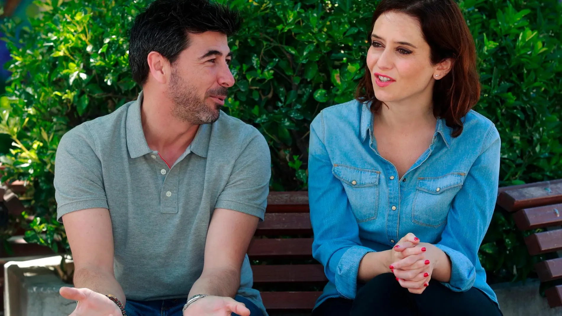 Isabel Díaz Ayuso con su ex pareja Jairo Alonso en la Plaza de Chamberí