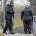 Policías norirlandeses patrullan la autopista donde fue asesinado el funcionario de prisiones