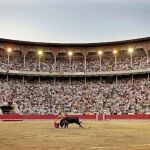 El torero José Tomás en la faena a su segundo astado en el último festejo taurino celebrado en la Monumental de Barcelona