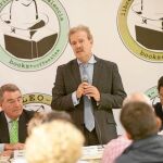 Campo Vidal ayer en la presentación de «Adolfo Suárez. El presidente inesperado de la Transición», con el delegado de La Razón en la Comunitat, Iñaki Zaragueta y el de El Mundo, Rafael Navarro