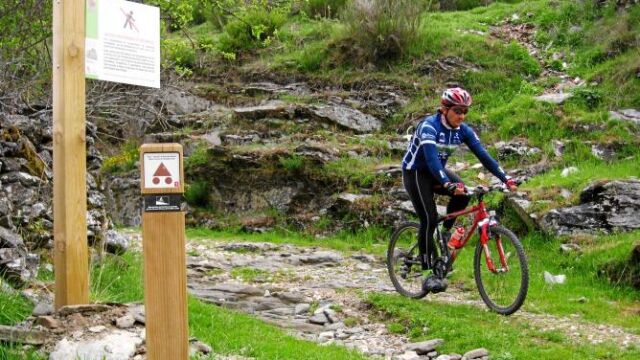 Crean 650 kilómetros de rutas Un ciclista transita por un recorrido de las cuencas mineras, por la provincia palentinacuencas mineras para los ciclistas