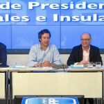 Carlos Floriano, Cristóbal Montoro y Ramón Luis Valcárcel (derecha) durante la sesión de trabajo que celebraron ayer los mandatarios populares en la sede nacional del partido