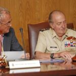 El Rey, durante la reunión del Estado Mayor de la Defensa, a la que también asistió el ministro de Defensa, muestra en su rostro las leves heridas que se produjo en la nariz y la barbilla.