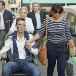 Padilla, junto a su esposa, salen del Hospital Miguel Servet de Zaragoza