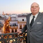 Adolfo Arenas, en su despacho profesional de la Campana, el pasado verano